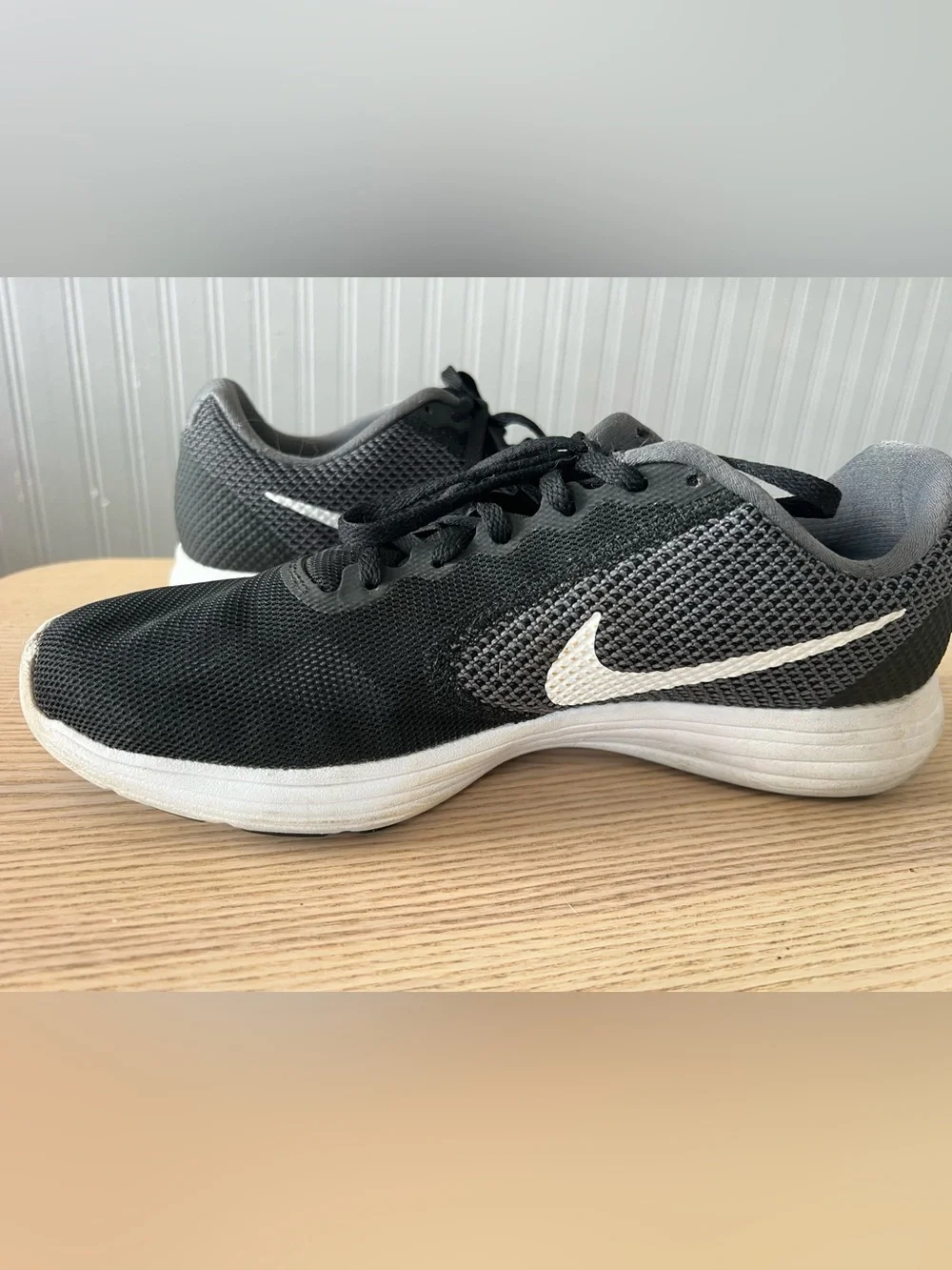 Nike Revolution 3 Men’s sneaker / Black, white & gray / Size: 10 / Lifestyle